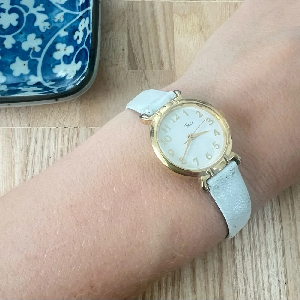 Vintage Timex ladies gold tone white leather dress watch NEW BATTERY